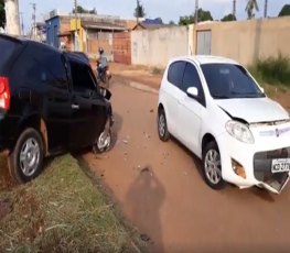 INVADIU: Motorista provoca violenta colisão entre carros