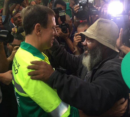 Doria se veste de gari e promete limpar São Paulo