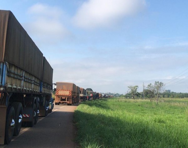 ATENÇÃO: Acidente bloqueia pista na BR-364 em Candeias do Jamari