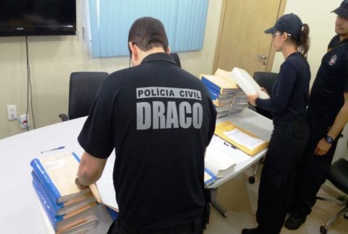 KAIRÓS – Agentes da DRACO apreendem documentos na sede da CAERD