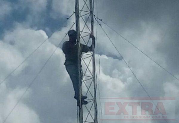 Bombeiros resgatam homem que ameaçava se jogar de torre - VÍDEO