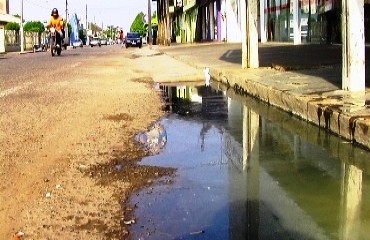 ÁGUA PODRE - Entupimento de esgoto afeta comércio do bairro São Cristovão e gera indignação de moradores e empresários – Confira fotos