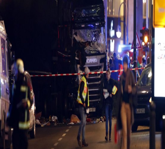 Caminhão avança sobre feira de Natal em Berlim; há 9 mortos e feridos