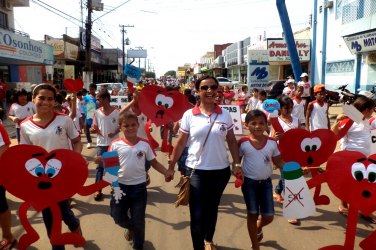 Escolas municipais participam de caminhada alusiva ao 