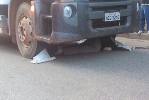 Caminhão esmaga cabeça de pedestre em frente à rodoviária 