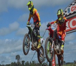 Motores roncam na pista para a abertura do Campeonato de Motocross 2017