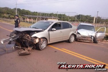 Veículos ficam destruídos após forte colisão