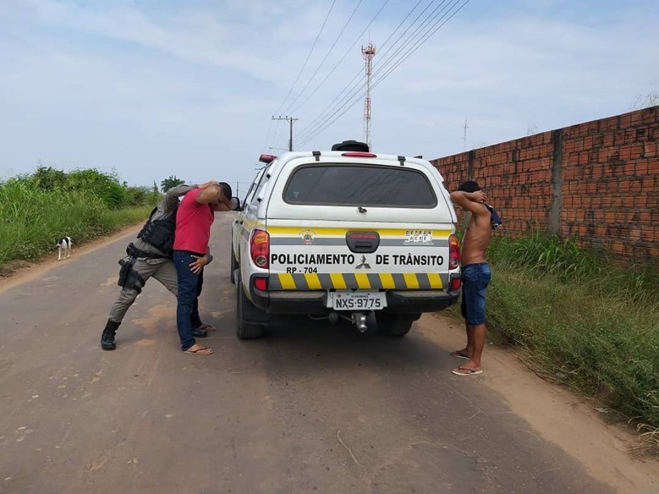 FLAGRANTE: PM flagra homens brigando e descobre que era um assalto em andamento