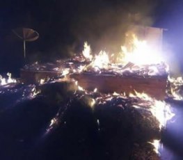 Casa é totalmente destruída em incêndio; não houve feridos