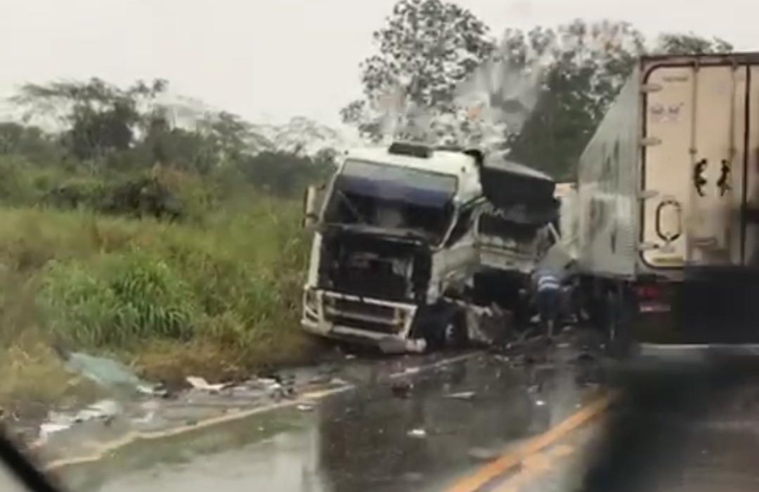 VÍDEO: Carretas colidem frontalmente e deixam três feridos na BR-364