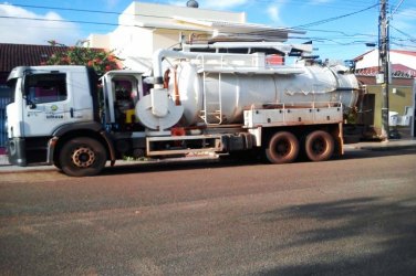 FLAGRA – Caminhão da prefeitura é flagrado em possível serviço particular