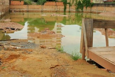 DESCASO E PERIGO - Terrenos abandonados viram piscinas de água parada em bairros da Capital