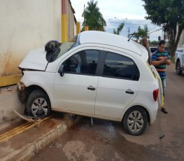 ACIDENTE – Motorista desvia de cachorro e bate em muro 