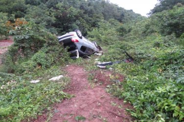 Casal capota carro na BR-435 e é hospitalizado