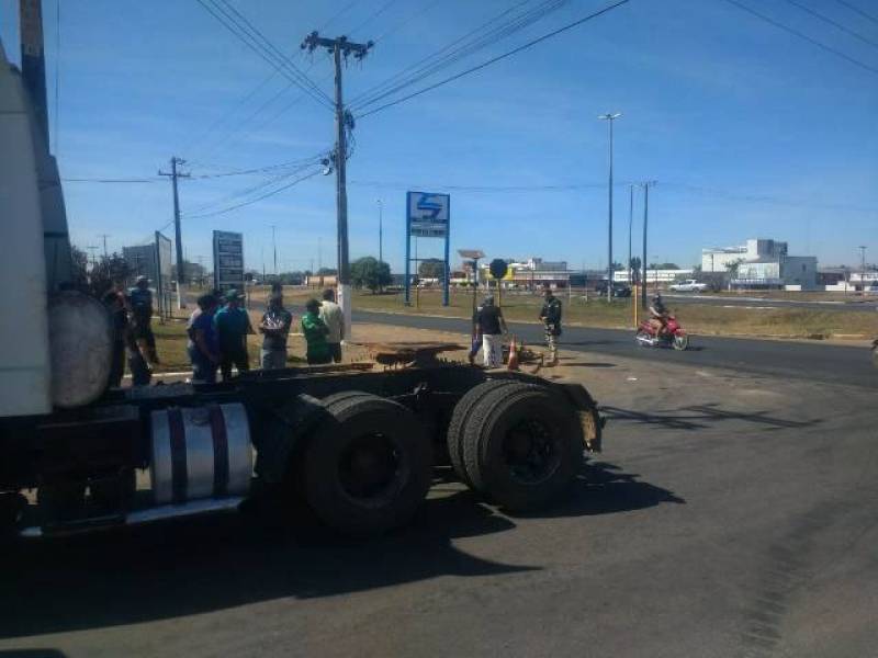 CRUZAMENTO: Carreta passa sobre motoqueiro de 57 anos após batida na região central