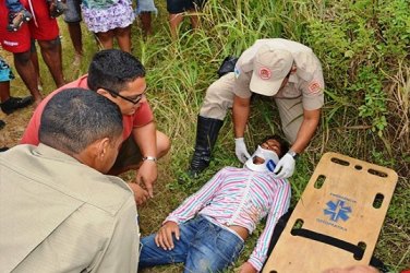 JI-PARANÁ - Motociclista bate em carro e abandona passageiro ferido