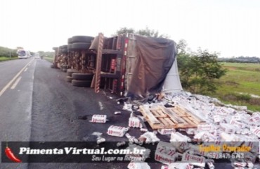 PIMENTA BUENO -  Carreta carregada de cerveja tomba na BR 364