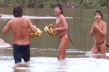 Jornalista divulga vídeo do 1º contato dos índios isolados com Funai no Acre