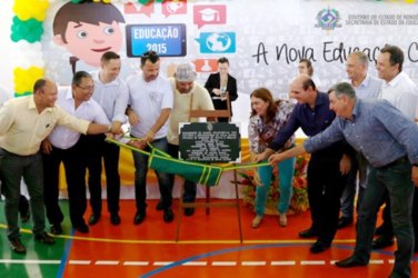 Luizinho Goebel inaugura quadra coberta do Ceeja 