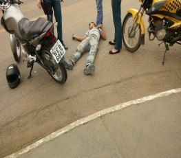 OMISSÃO - Mulher foge após deixar motociclista gravemente ferido