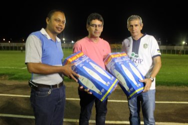 Secel entrega lâmpadas para Estádio Cassolão