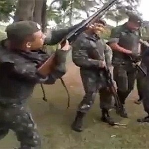 Militares do Exército dançam funk com armas nas mãos - VÍDEO

