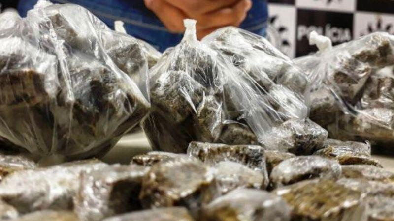 MACONHA: PM flagra traficante com quase 100 porções de droga 