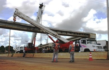 LAMBANÇA - Operação de desmonte das passarelas da BR 364 foi encerrada sem sucesso - Confira fotos