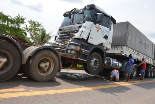 Obras do Dnit causam engavetamento envolvendo 4 carretas