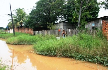 Rua que faz a divisa entre bairros Socialista e Tancredo Neves vira área pantanosa com direito até a Sucuri – Confira fotos