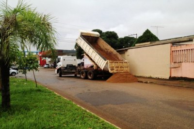 BICO? - Caminhão da Prefeitura de Porto Velho entrega areia em residência