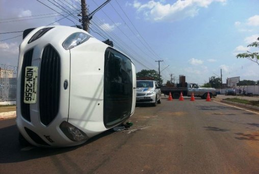 Motorista avança preferencial e provoca acidente com capotamento 