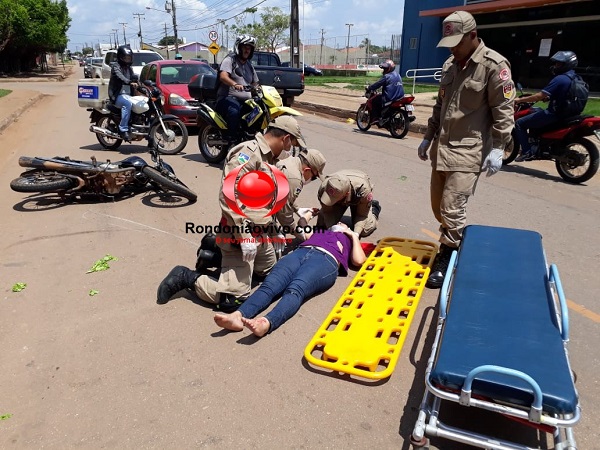 ATROPELADA: Mulher é atingida por motocicleta na faixa de pedestre