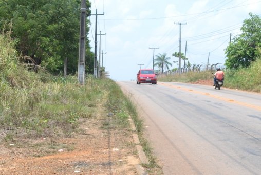 SEM CALÇADA - Pedestres dividem canto de pista com carros, ônibus e caminhões e temem tragédia