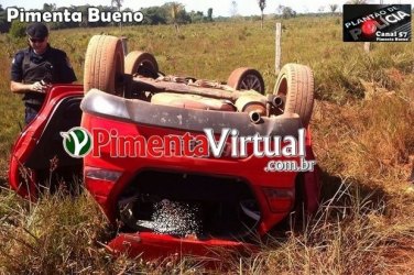 Motorista perder controle e carro capota 