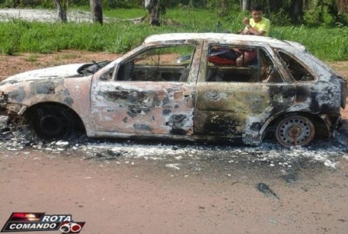 Veículo após ser furtado é incendiado nas margens da BR 429