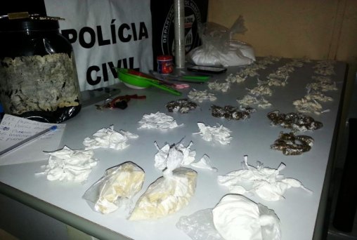 Agentes do DENARC prendem traficante e fecham boca de fumo 
