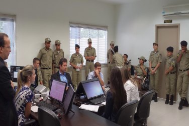 Alunos da Guarda Mirim conhecem a Vara do Trabalho