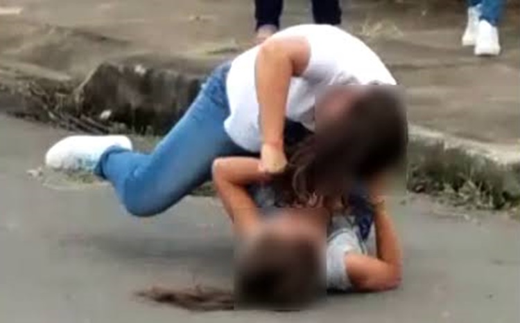 TRAIÇÃO: Mulheres brigam por causa de homem na frente de loja e vão parar na delegacia