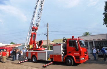 Escada Magirus de 37 metros chega para auxiliar bombeiros da capital - Vídeo