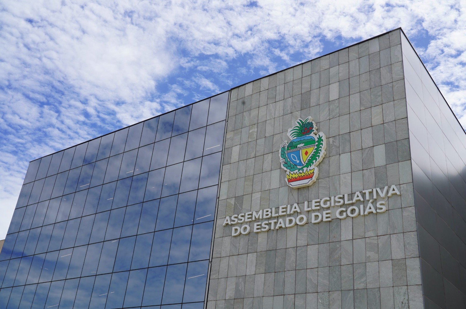 GOIÁS: Assembleia Legislativa anuncia concurso com vagas para níveis médio e superior
