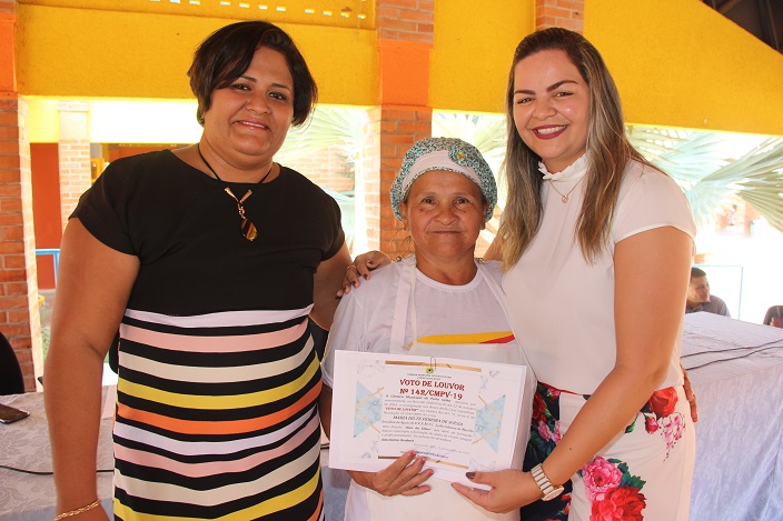 VOTO DE LOUVOR: Ada Dantas homenageia alunos e servidores do projeto Asas do Saber