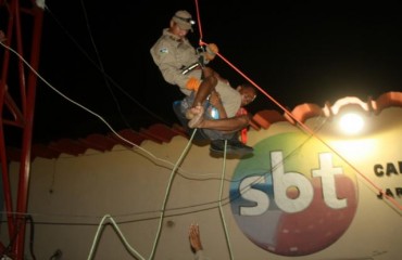 JARU – Homem tenta suicídio ameaçando se jogar de cima de torre do SBT – Fotos