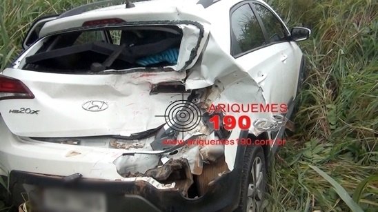 BR-364: Carro cai em ribanceira após ser atingido por caminhão tanque