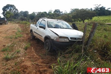 Carro sai da pista e colide em cerca