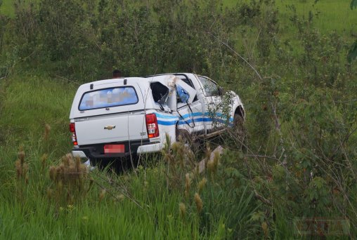 Agente funerário capota caminhonete na RO-010