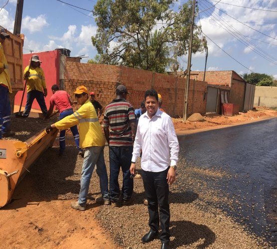 Vereador Jair Montes acompanha obras no bairro Nova Esperança 
