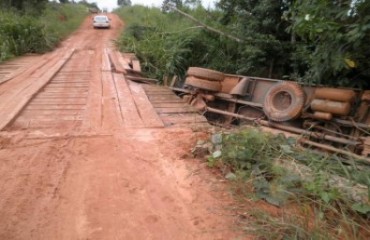 JARU – Caminhão carregado de leite tomba enquanto atravessava ponte  