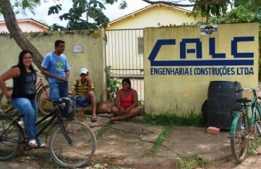 CALC Engenharia não paga 13° salário e trabalhadores protestam em frente de sede da empresa – Fotos e vídeo 
