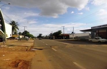 TRÂNSITO – Falta de sinalização causa transtorno à motoristas em movimentada rua da capital 